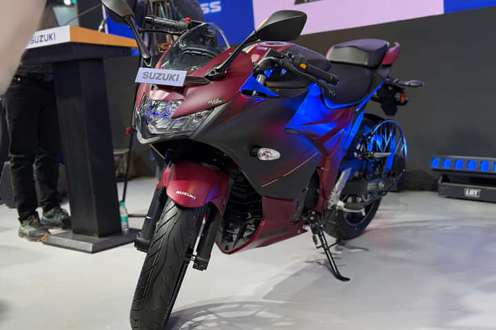 Suzuki Gixxer SF 250 Left Front Three Quarter