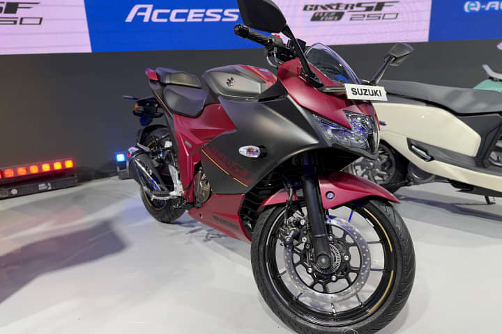 Suzuki Gixxer SF 250 Right Front Three Quarter