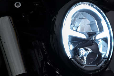 Triumph Bonneville Bobber STD Head Light Image