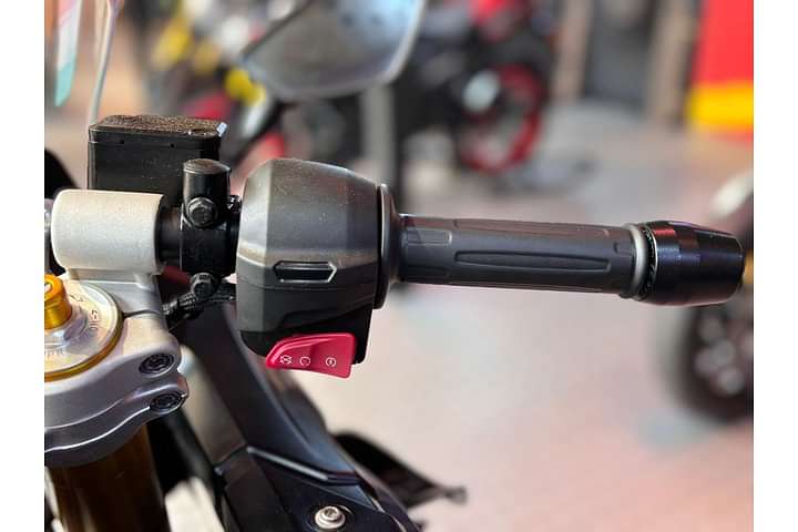 TVS Apache RR 310 Right Side Handelbar Throttle Grip