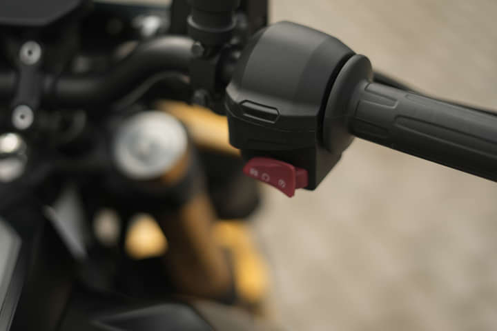 TVS Apache RTR 310 Right Side Handelbar Throttle Grip