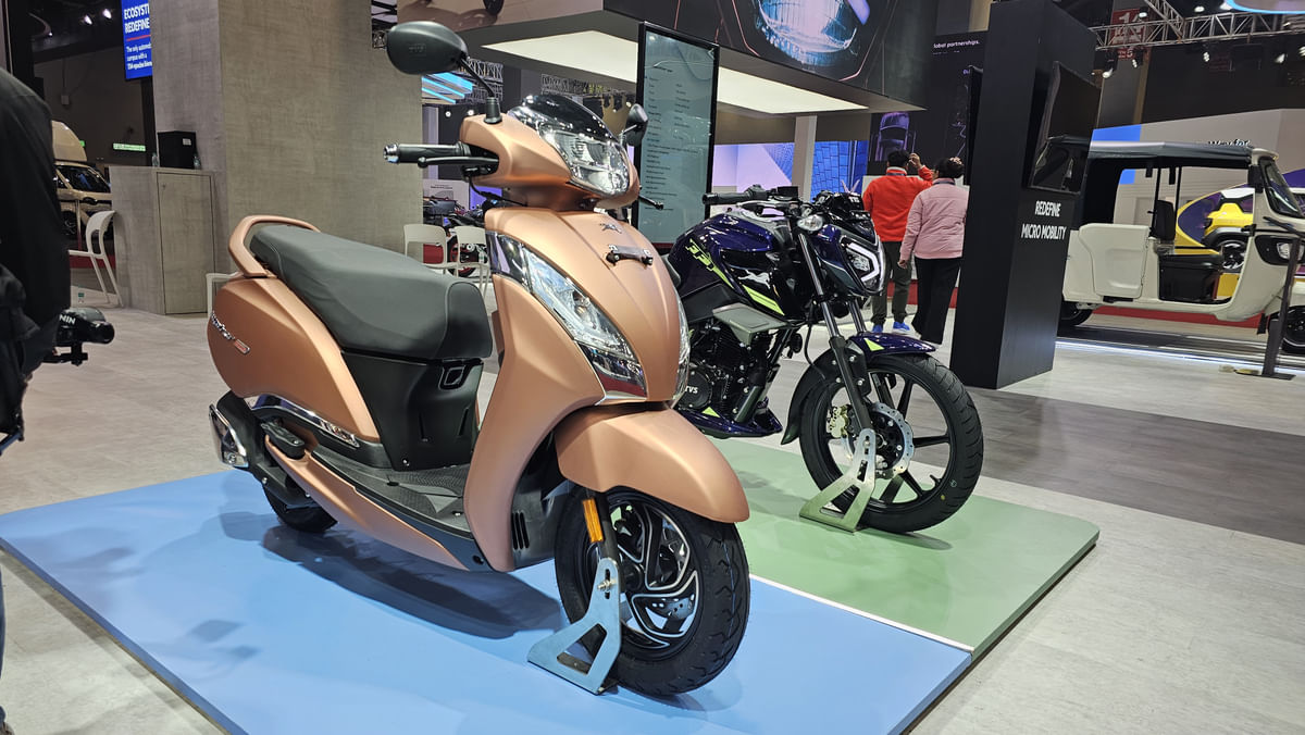 TVS Jupiter 125 CNG Right Front Three Quarter