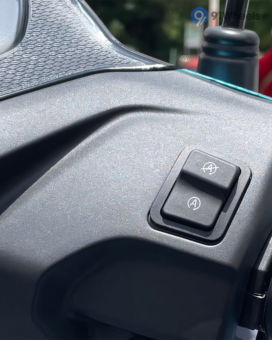 Handlebar & Console Area - 1