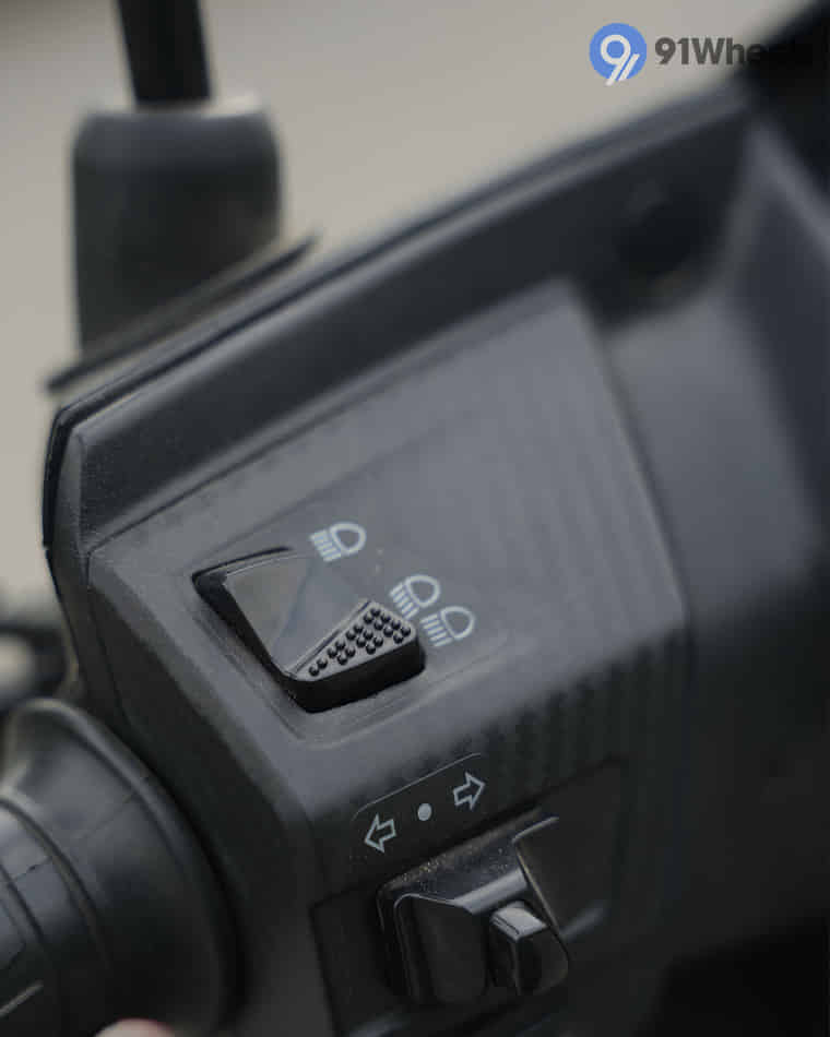 Handlebar & Console Area - 1 Handlebar & Console Area - 1