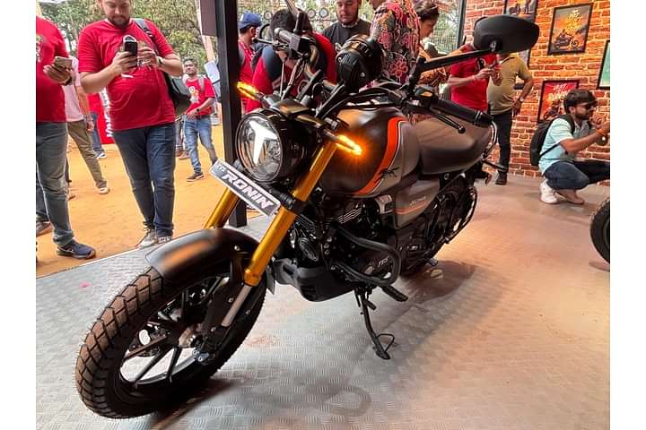 TVS Ronin Left Front Three Quarter