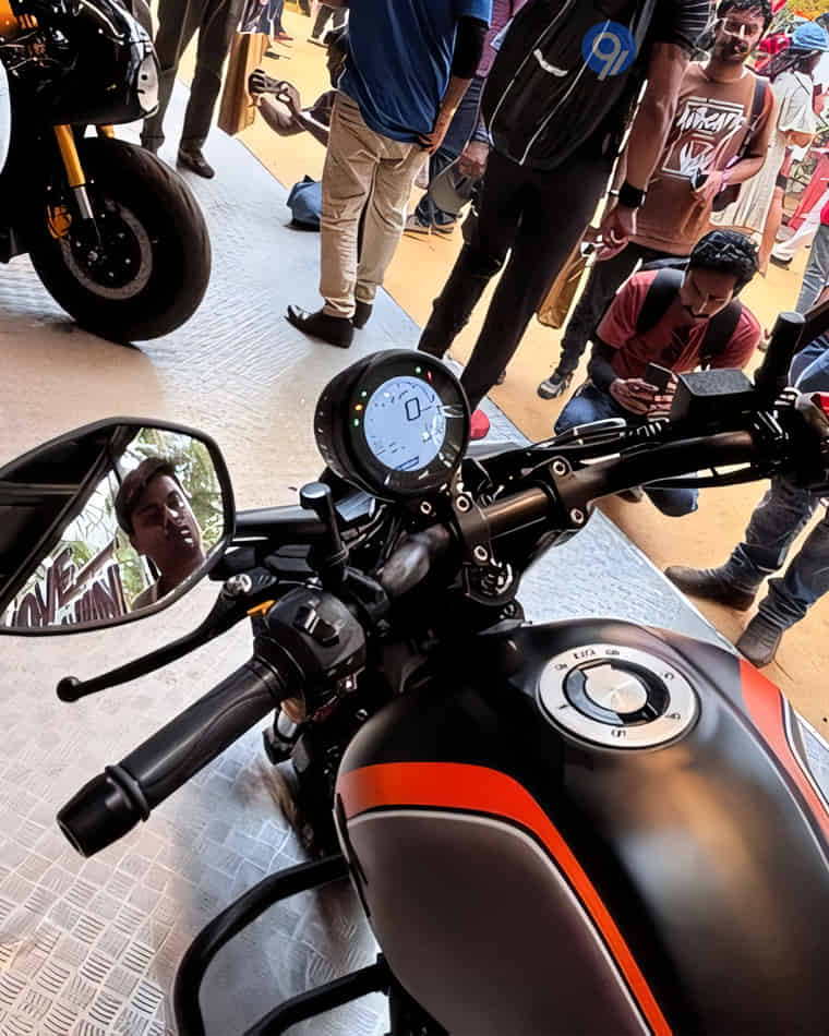 Handlebar & Console Area - 1