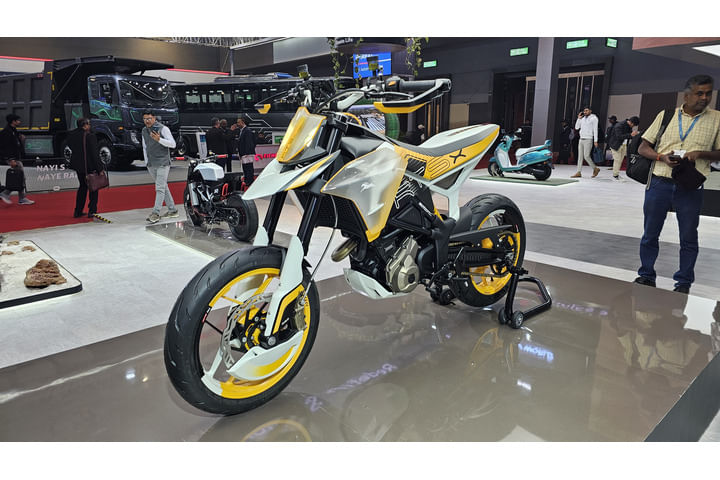 TVS RTX 300 Left Front Three Quarter