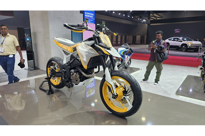 TVS RTX 300 Right Front Three Quarter