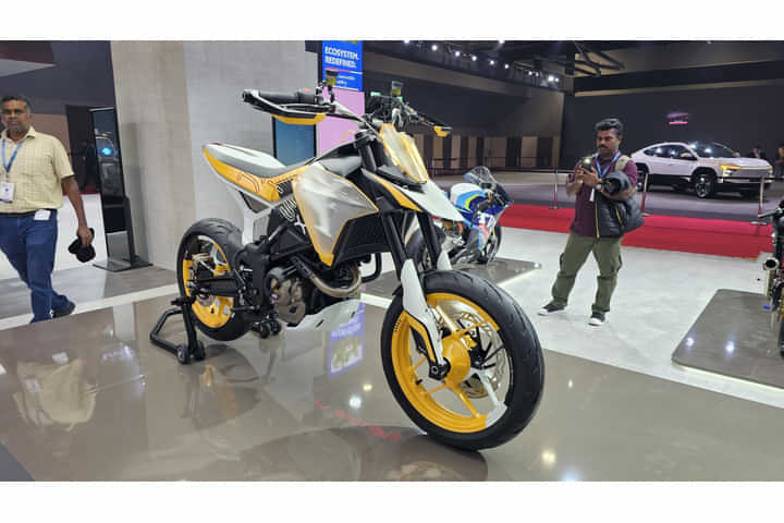 TVS Apache RTX 300 Right Front Three Quarter TVS Apache RTX 300 Right Front Three Quarter