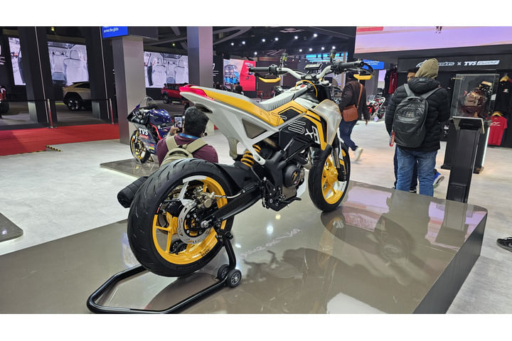 TVS RTX 300 Right Rear Three Quarter