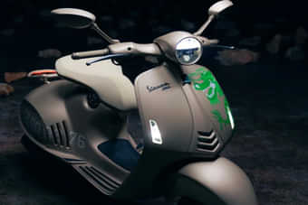 Vespa 946 Dragon Edition Right Side View Vespa 946 Dragon Edition Right Side View