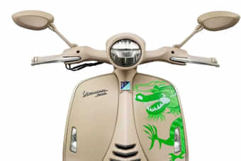 Vespa 946 Dragon Edition Front View Vespa 946 Dragon Edition Front View