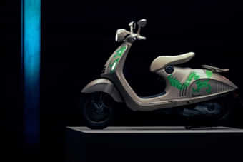 Vespa 946 Dragon Edition Left Side View Vespa 946 Dragon Edition Left Side View