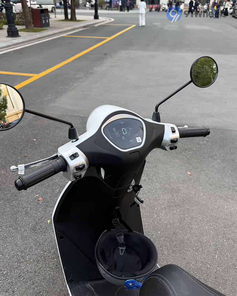 Handlebar & Console Area - 2