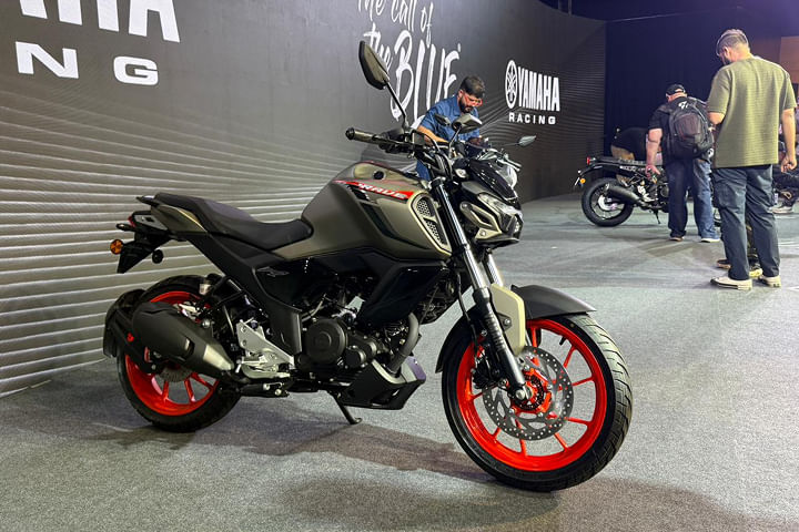 Yamaha FZ Rave Right Front Three Quarter