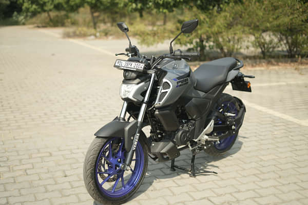 Yamaha FZS FI V4 Left Front Three Quarter