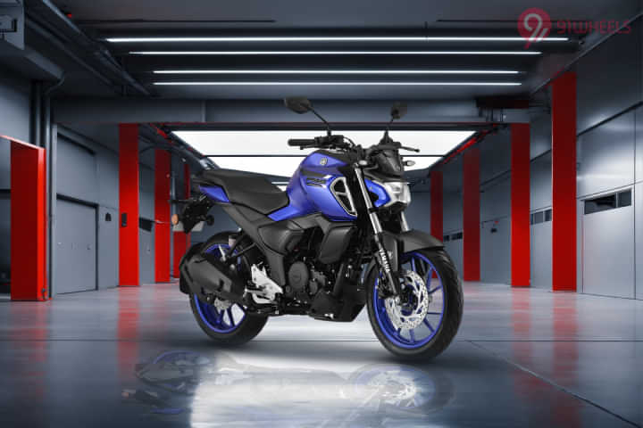 Yamaha FZS FI V4 Right Front Three Quarter