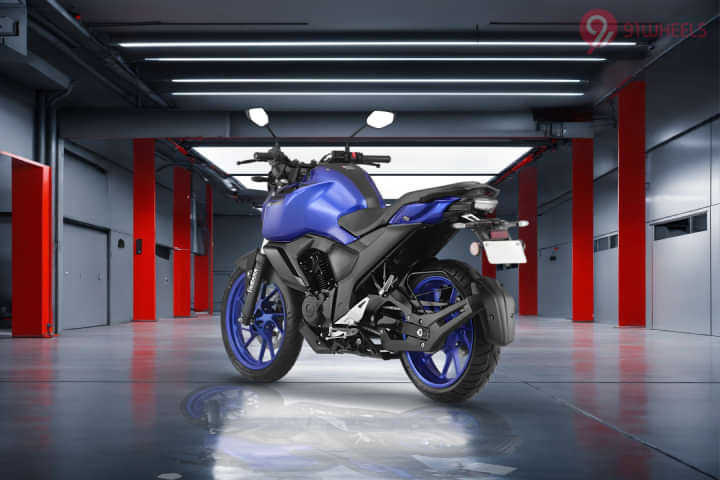 Yamaha FZS FI V4 Left Rear Three Quarter