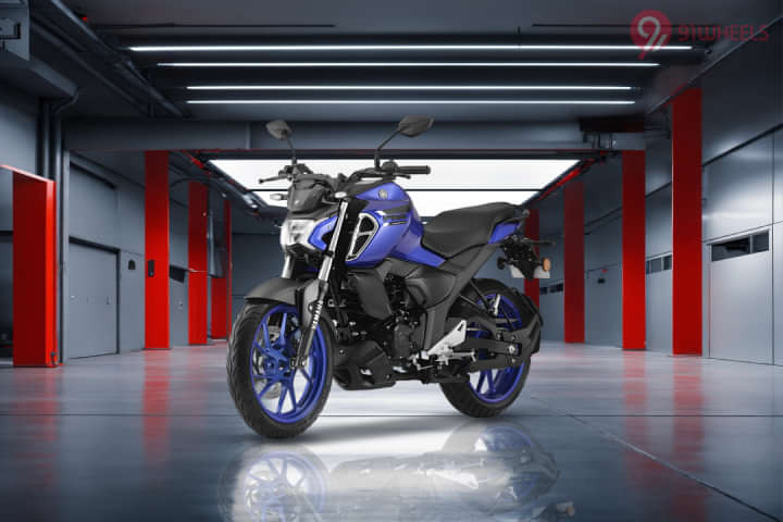 Yamaha FZS FI V4 Left Front Three Quarter