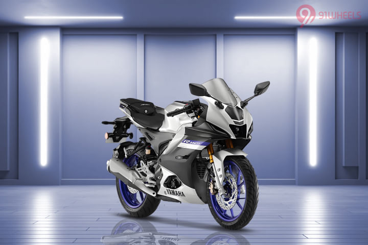 Yamaha R15 M Right Front Three Quarter