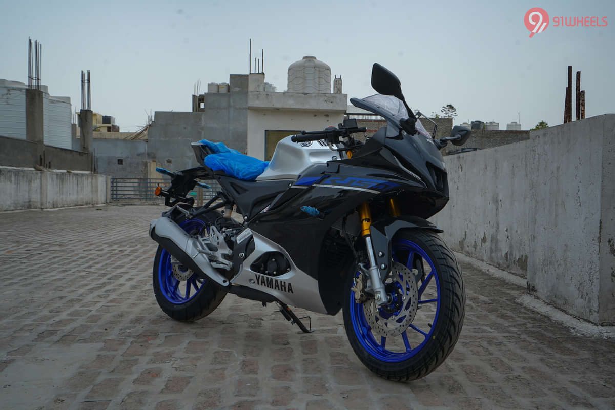 Yamaha R15 V4 Right Front Three Quarter