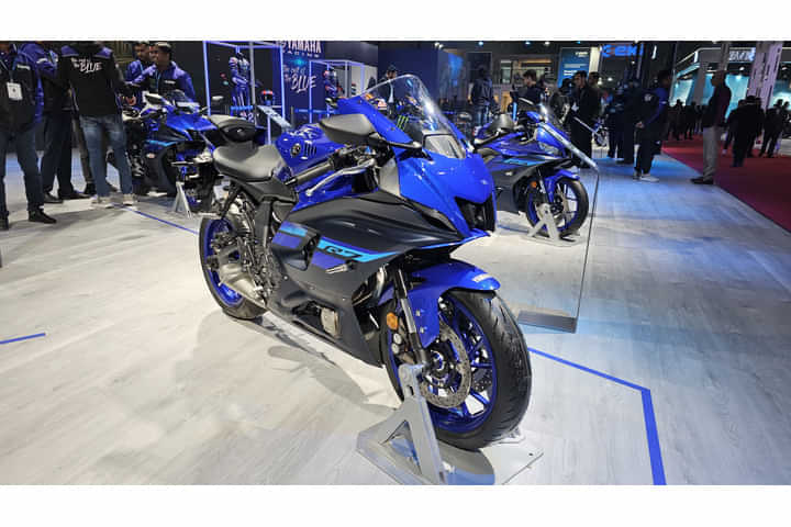 Yamaha YZF R7 Right Front Three Quarter