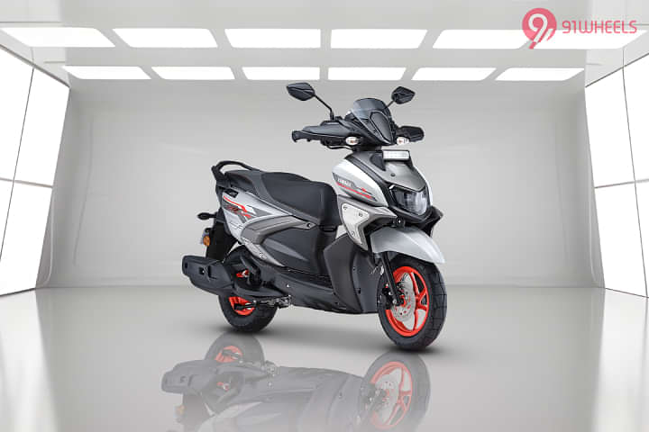 Yamaha RayZR 125 Fi-Hybrid Right Front Three Quarter