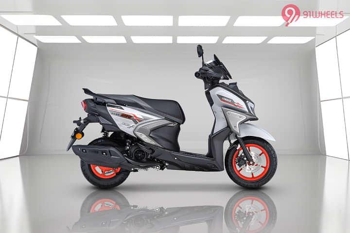 Yamaha RayZR 125 Fi-Hybrid Right Side View