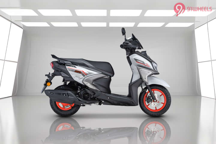 Yamaha RayZR 125 Fi-Hybrid Right Side View