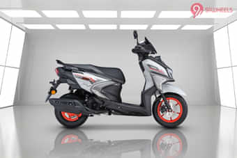 Yamaha RayZR 125 Fi-Hybrid Right Side View Yamaha RayZR 125 Fi-Hybrid Right Side View