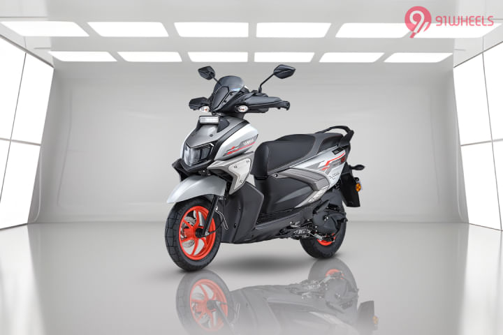 Yamaha RayZR 125 Fi-Hybrid Left Front Three Quarter