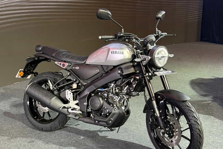 Yamaha XSR155 Right Front Three Quarter