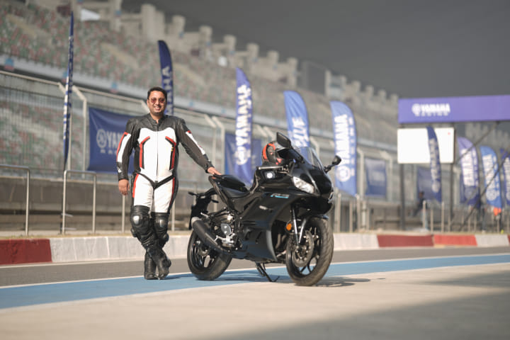 Yamaha R3 Right Front Three Quarter