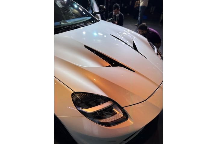 Aston Martin Vanquish Closed Hood/Bonnet
