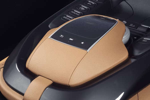Aston Martin Vantage USB Port/Power Socket/Wireless Charging