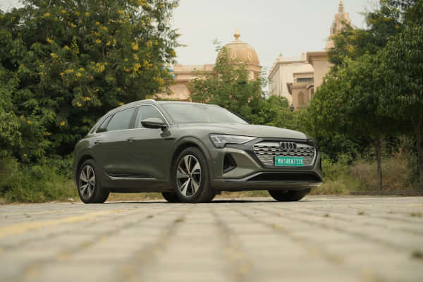 Audi e-tron Right Front Three Quarter