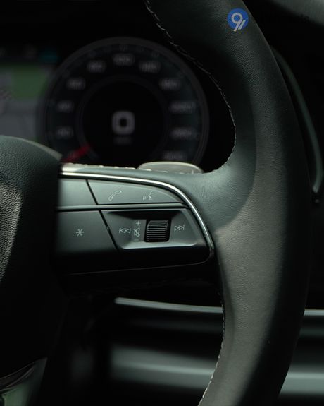 Q8 Right Steering Mounted Controls