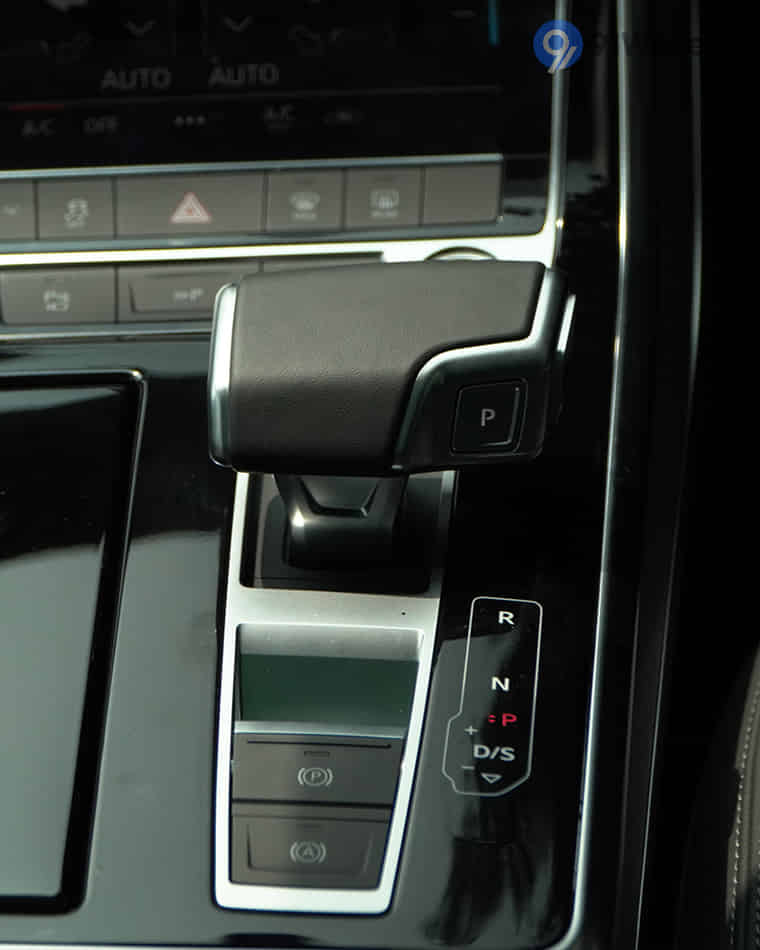 Dashboard & Front Cabin - 3