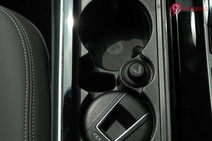 Audi Q8 Cup Holders