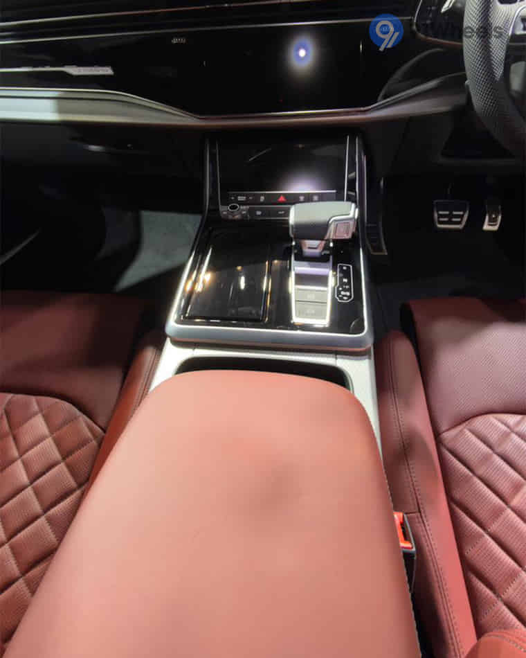Dashboard & Front Cabin - 3