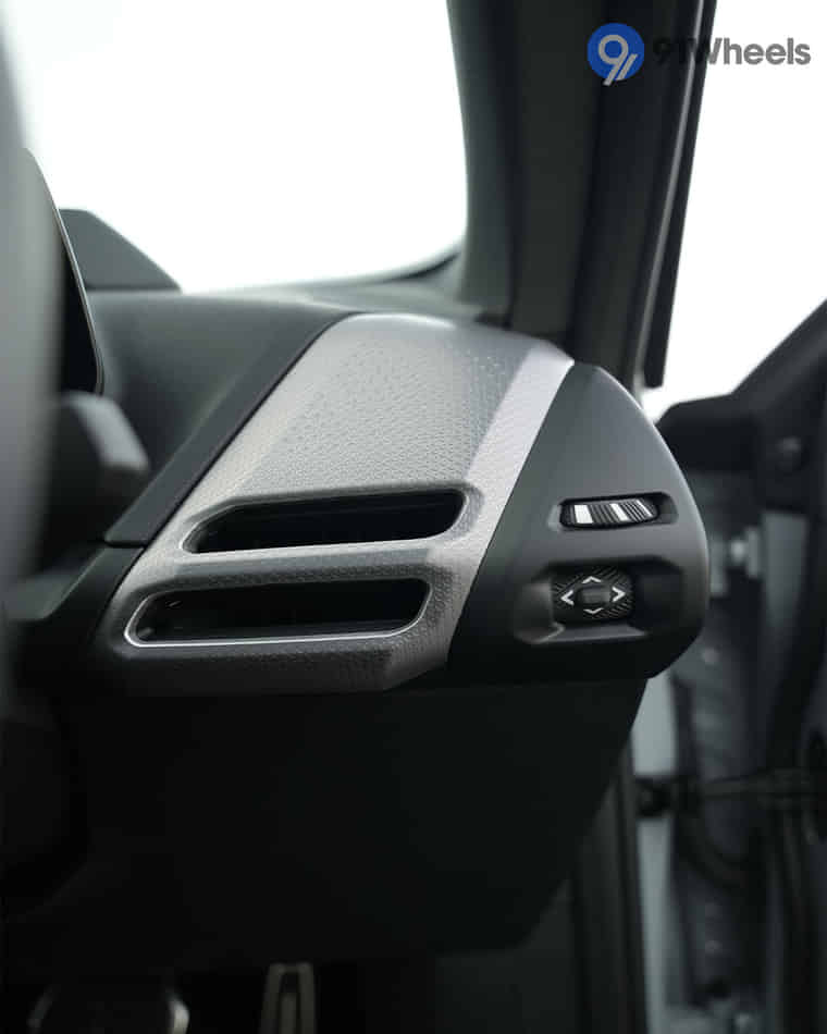 Dashboard & Front Cabin - 5 Dashboard & Front Cabin - 5