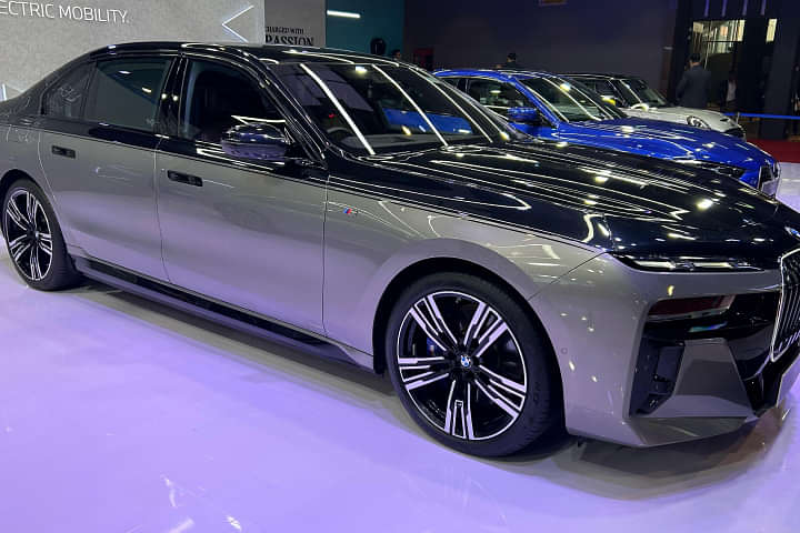 BMW i7 Right Front Three Quarter