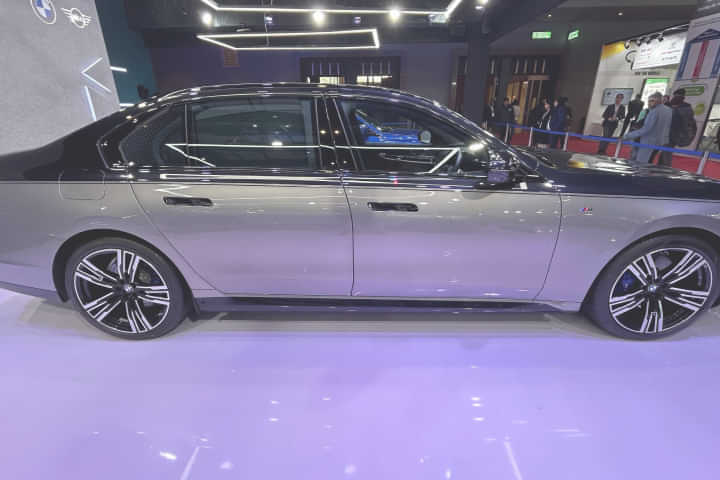 BMW i7 Right Side View BMW i7 Right Side View