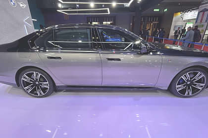 BMW i7 M70 xDrive Right Side View