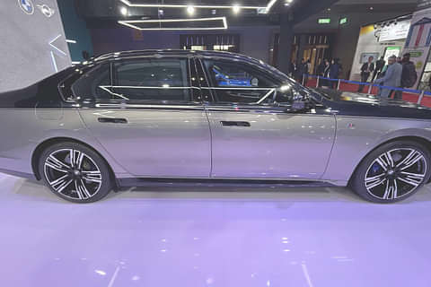 BMW i7 xDrive60 M Sport  Right Side View