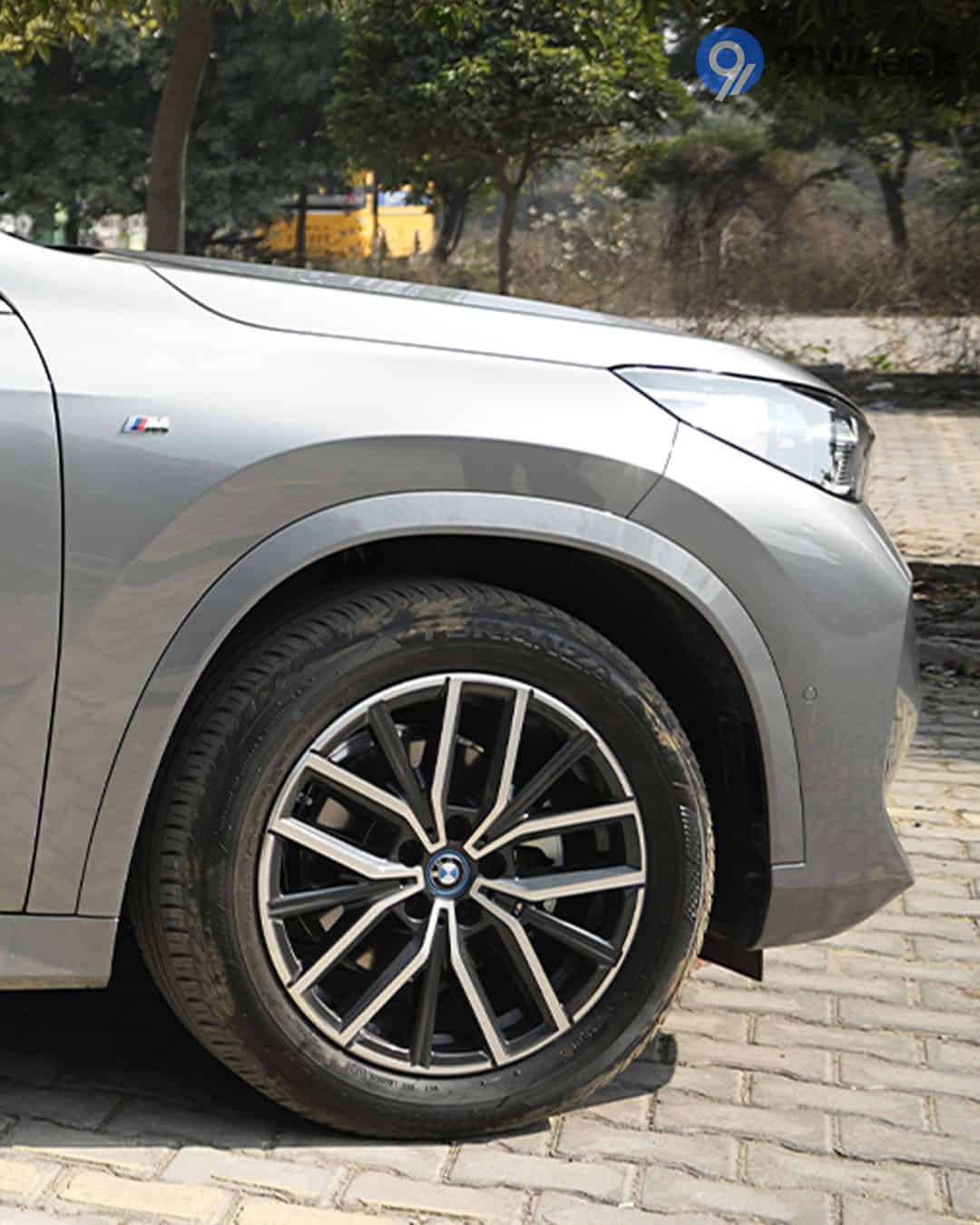 The iX1 LWB has the same design aesthetics as before, but it is now longer. Design 4