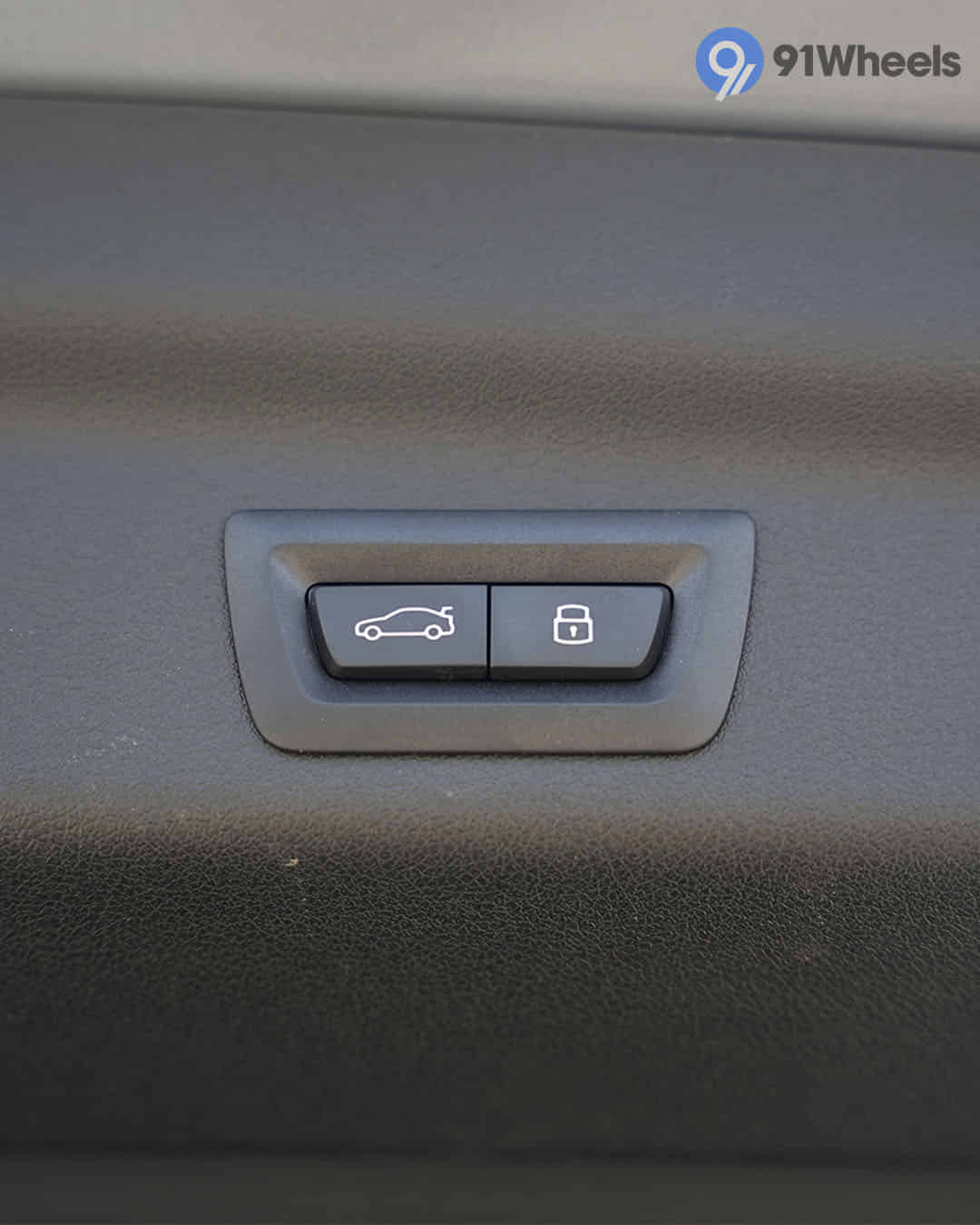 Boot Release Lever / Fuel Lid Release Lever