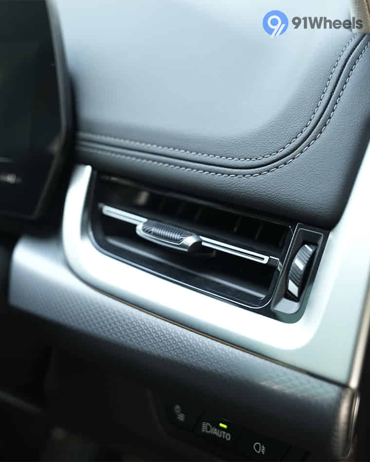 Dashboard & Front Cabin - 6