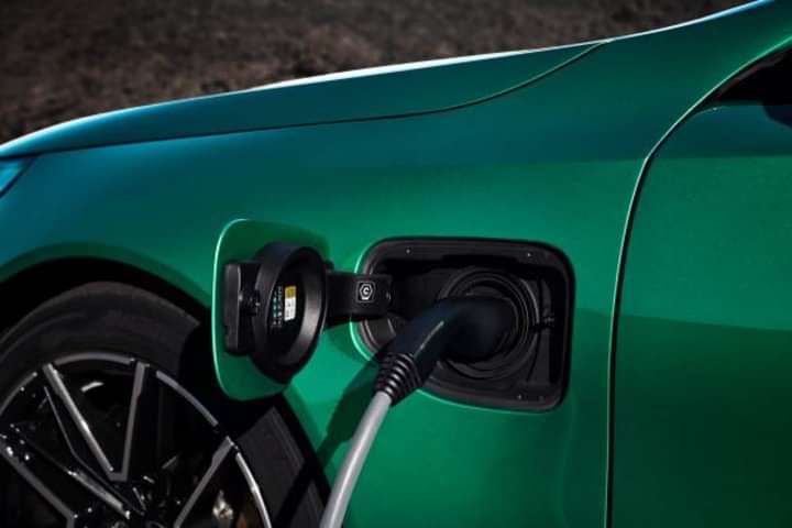 BMW M5 Open Fuel Lid