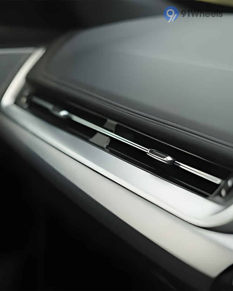 Dashboard & Front Cabin - 6